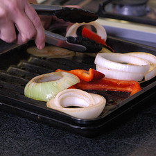 Colocar sobre la charola para horno la rejilla, poner las verduras sobre la rejilla.