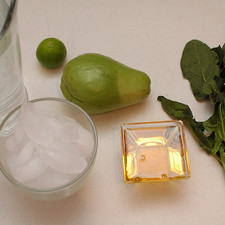 Ingredientes para receta 2 litros de agua 1 pieza de chayote 1 pieza de limón miel de agave al gusto hielo al gusto 5 hojas de espinaca