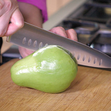 Cortar el chayote en trozos medianos.