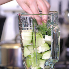 Colocar en el vaso de la licuadora los trozos de chayote, hojas de espinaca.