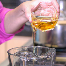 Endulzar el resto del agua con la miel de agave.