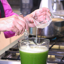 Agregar el jugo de limón y los hielos.