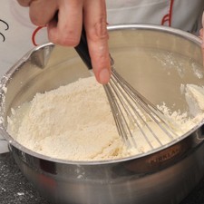 Agregar la mezcla a los ingredientes secos y batir con el globo hasta integrar.