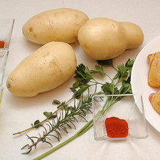 Ingredientes para receta 6 piezas de muslo de pollo 1 rama de orégano fresco 1 rama de perejil 1 rama de romero 1/2 cucharada de pimentón dulce 1/4 cucharita de pimienta de cayena 2 cucharadas de aceite de oliva sal al gusto 3 piezas de papa blanca