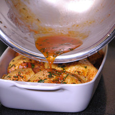 Agregar el resto del adobo. Hornear a (200 ° C) o (400 ° F) durante 40 minutos o hasta que este cocido el pollo.