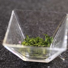 Picar finamente las hojas de orégano, perejil y romero. Reservar.