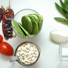 Ingredientes para receta 1 taza de alubia 7 piezas de penca de nopal 3 piezas de chile guajillo 2 piezas de jitomate guaje 1 diente de ajo 1/4 pieza de cebolla blanca sal al gusto 1 rama de epazote
