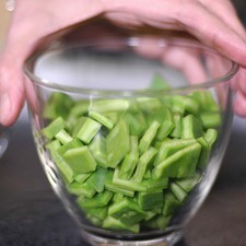 Picar las pencas de nopal en cuadros pequeños.