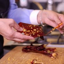 Desvenar los chiles guajillo.