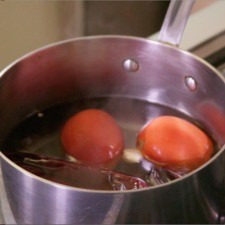 Poner a hervir las pieles de los chiles, jitomates y ajo durante 5 minutos. Dejar enfriar.