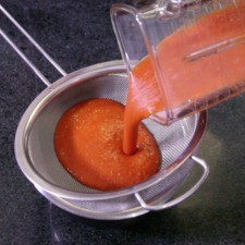 Licuar las pieles de los chiles, cebolla, jitomates y ajo, moler hasta obtener una mezcla homogénea. Colar la salsa