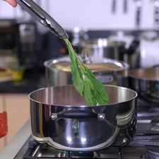 Sofreír en una olla la salsa colada, sazonar con pimienta, sal y agregar la rama de epazote. Dejar cocer unos minutos más.