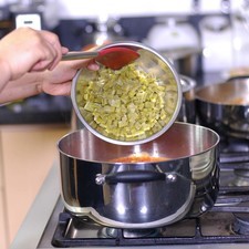 Agregar los nopales cocidos.