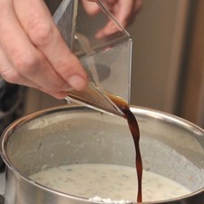 Sazonar con salsa inglesa, sal y pimienta molida, cocer meneando con frecuencia hasta obtener una salsa espesa.