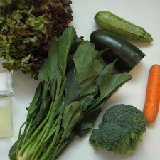 Ingredientes para receta 1 pieza de lechuga sangría 1 manojo de espinaca 1/2 pieza de brócoli 1 pieza de calabacita italiana 1 pieza de zanahoria 1/2 pieza de pepino desinfectante de verduras al gusto Ingredientes para vinagreta 4 cucharadas de aceite de oliva 2 cucharadas de jugo de limón sal al gusto pimienta negra molida al gusto