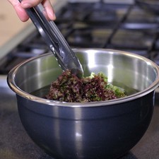 Desinfectar las hojas de espinaca, y la lechuga en un tazón con agua y unas gotas de desinfectante durante 5 minutos. Escurrir y reservar.