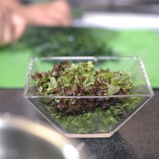 Cortar la lechuga y las hojas de espinaca en tiras delgadas.