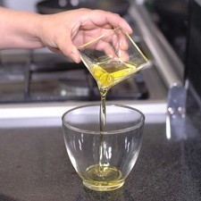 Para preparar la vinagreta; colocar en un tazón el aceite de oliva extra virgen.