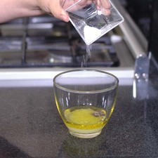 Agregar el jugo de limón, sazonar con pimienta y sal. Batir con el batidor de globo para integrar todos los ingredientes y reservar.