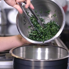 Para preparar la ensalada; Colocar en un tazón la lechuga, las hojas de espinaca cortadas en tiras.