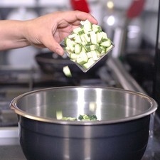 Agregar los floretes de brócoli, la calabacita picada.