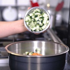 Añadir zanahoria picada y pepino picado. Revolver muy bien con la ayuda de la pinza.
