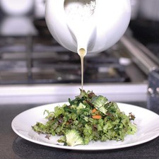 Servir un poco de la ensalada en un plato y aderezar con la vinagreta.