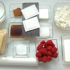 Ingredientes para base soletas al gusto 1 taza de leche de vaca papel encerado al gusto Ingredientes para relleno de café 7 gramos de grenetina natural 1/3 taza de café expresso 2 cucharadas de azúcar blanca 150 gramos de chocolate semi amargo para repostería Ingredientes para relleno de yogurt 150 gramos de queso fresco 2 cucharadas de azúcar blanca 7 gramos de grenetina natural 3 cucharadas de leche de vaca 2 tazas de yogurt natural Ingredientes para decorar cocoa en polvo al gusto frambuesa al gusto Rs 1485555860