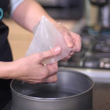 Cortar un círculo de papel encerado y cubrir el fondo del molde desmoldable. Rs 1485555877