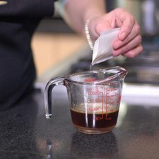 Agregar la grenetina poco a poco en forma de lluvia sobre el 1/3 taza de café. Mezclar levemente y dejar que se hidrate durante 5 minutos. Rs 1485555917