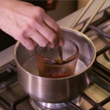 Poner a calentar la grenetina hidratada a baño María dentro de una olla con agua hasta que se disuelva. Retirar del fuego. Rs 1485556193