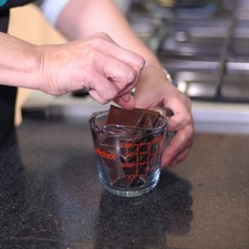 Colocar el chocolate troceado en una taza para medir y calentar en el microondas hasta que se derrita. Rs 1485556205