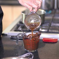 Añadir la mezcla de café con grenetina al chocolate derretido y mezclar con el batidor de globo para integrar todo. Rs 1485556226