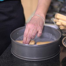 Colocar en el fondo del molde desmoldable las soletas remojadas en leche para formar una capa y quede cubierto totalmente. Rs 1485556273