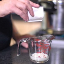 Para preparar el relleno de yogurt, Agregar la grenetina poco a poco en forma de lluvia sobre las tres cucharadas de leche. Rs 1485556313