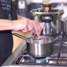 Poner a calentar la grenetina hidratada a baño María dentro de una olla con agua hasta que se disuelva. Retirar del fuego. Rs 1485556351
