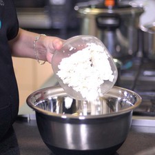 Colocar en un tazón el queso fresco. Rs 1485556360
