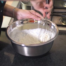 Añadir el yogurt y las dos cucharadas de azúcar batir bien con la ayuda de un globo o batidora hasta integrar. Rs 1485556381