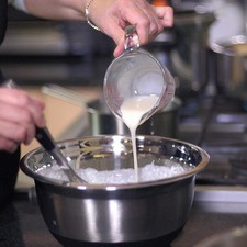 Agregar la leche con la grenetina y batir unos minutos más. Rs 1485556406