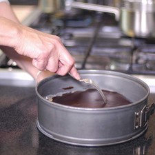 Sacar el molde del refrigerador y rallar con un tenedor. Rs 1485556416