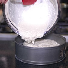 Agregar la mezcla de yogurt al molde y meter al refrigerador una vez más para que se cuaje. Rs 1485556455