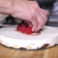 Retirar el corazón con una pinza. Desmoldar y decorar con frutos rojos. Rs 1485556490