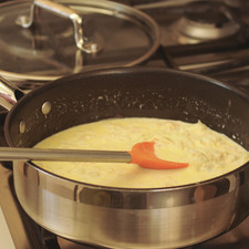 Agregar el pollo desmenuzado y sazonar con sal y pimienta. Añadir una cucharada de harina y revolver bien. Agregar la leche y dejar cocer hasta que la salsa tome una consistencia espesa.