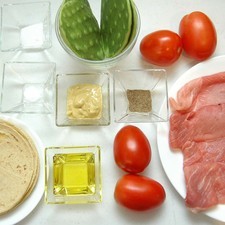 Ingredientes para receta 4 piezas de bistec de puerco 2 cucharadas de mostaza dijón 2 cucharadas de aceite de oliva 4 piezas de jitomate guaje 1/4 pieza de cebolla blanca 1 diente de ajo pimienta negra molida al gusto sal al gusto 5 piezas de penca de nopal 1/4 taza de crema de leche de vaca tortilla de maíz al gusto 1 pizca de bicarbonato de sodio