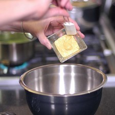 Colocar en un tazón el aceite de oliva, mostaza y pimienta al gusto. Revolver con la ayuda del batidor de globo. Reservar.