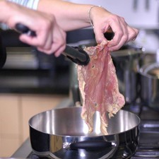 Calentar el sartén y cuando esté bien caliente sofreír los bistecs un par de minutos por cada lado. Retirar del sartén.