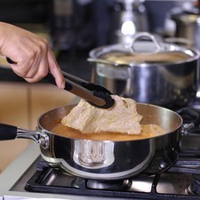 Añadir los bistecs a la salsa y los nopales cocidos, rectificar sazón.