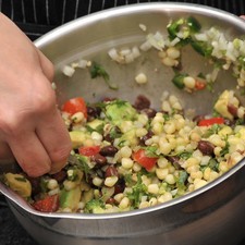 Escurrir los frijoles y los elotes y agregar a la mezcla.
