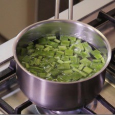 Cocer los nopales en una olla onda con agua y una pizca de bicarbonato de sodio, durante 3 minutos. Escurrir y reservar.