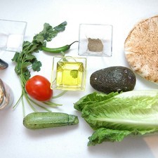 Ingredientes para receta 2 piezas de pan pita integral 1 pieza de lechuga orejona 1 pieza de jitomate guaje 5 ramas de cilantro 1 pieza de calabacita italiana sal al gusto pimienta negra molida al gusto 1 taza de pechuga de pollo deshebrada aceite de oliva al gusto 1 pieza de aguacate desinfectante de verduras al gusto 1 pieza de chile serrano